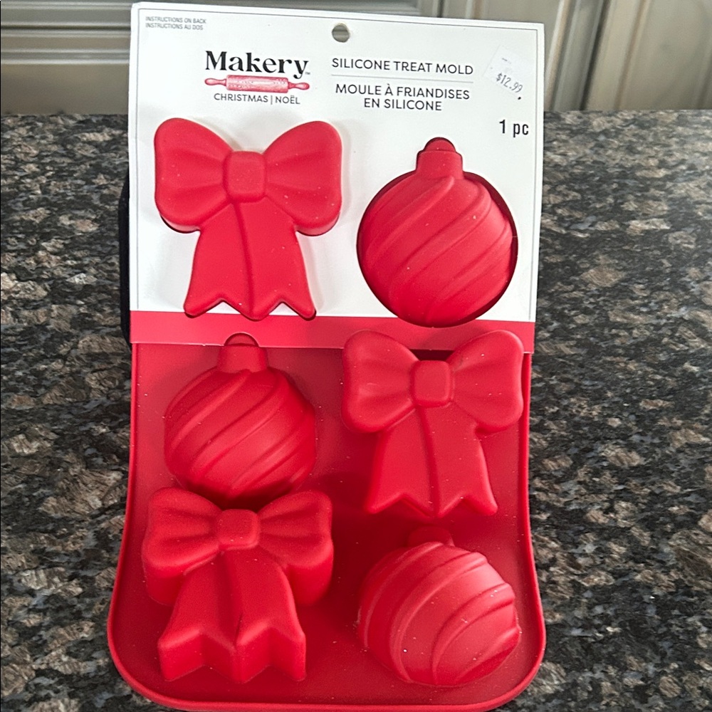 MAKERY SILCONE CHRISTMAS TREAT MOLD NWT